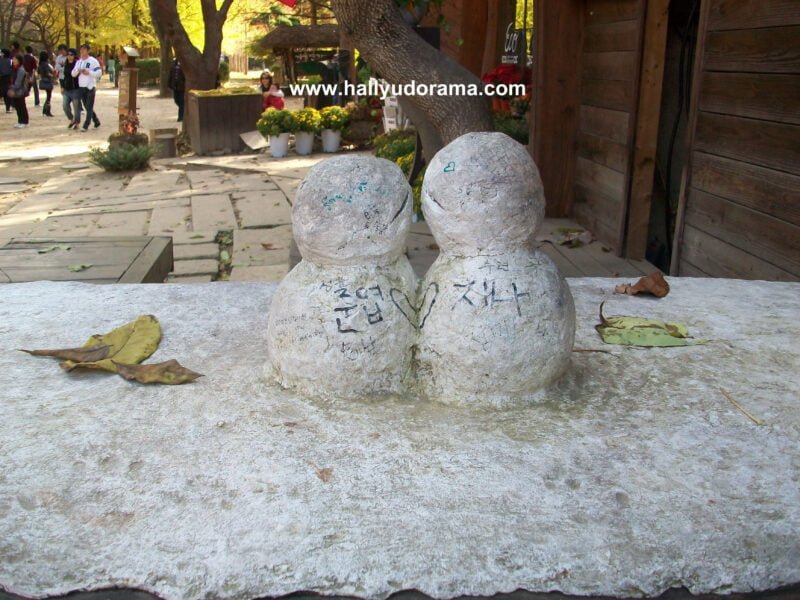 The replica of the snowman that was created during the first time Jun Sang and Yoo Jin first kissed.