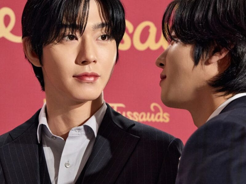 Ahn Hyo-seop with his wax figure at Madame Tussauds Hong Kong