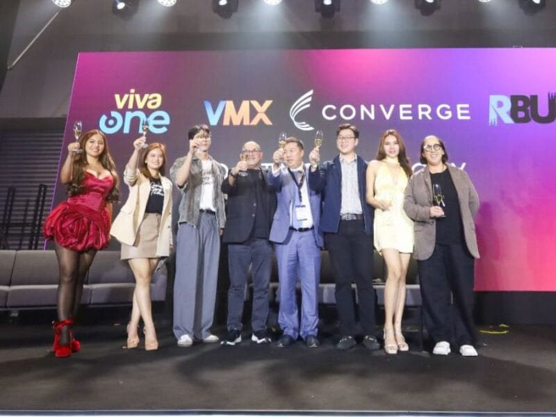 Converge CEO and Co-Founder Dennis Anthony Uy (center-right) and RBU President Bryan Kendrick Uy (third from right) led the ceremonial toast with Viva Communications Inc. President and COO Vincent G. del Rosario (center-left) and Studio Viva President Valerie Del Rosario (rightmost). Several Viva artists also graced the partnership ceremony, including (from left) Chloe Jenna, Bea Binene, Wilbert Ross, and Shiena Yu (second from right).