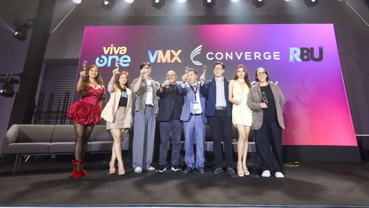 Converge CEO and Co-Founder Dennis Anthony Uy (center-right) and RBU President Bryan Kendrick Uy (third from right) led the ceremonial toast with Viva Communications Inc. President and COO Vincent G. del Rosario (center-left) and Studio Viva President Valerie Del Rosario (rightmost). Several Viva artists also graced the partnership ceremony, including (from left) Chloe Jenna, Bea Binene, Wilbert Ross, and Shiena Yu (second from right).