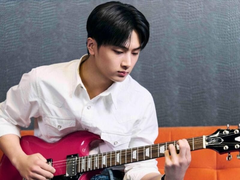ENHYPEN's JAY with his Epiphone SG Tribute Plus